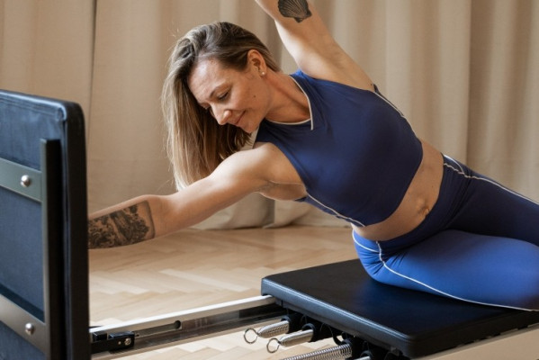 Trening Pilates na reformerze